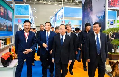 麥秸點(diǎn)金映天中——第二屆駐馬店文化旅游產(chǎn)業(yè)博覽會開幕側(cè)記